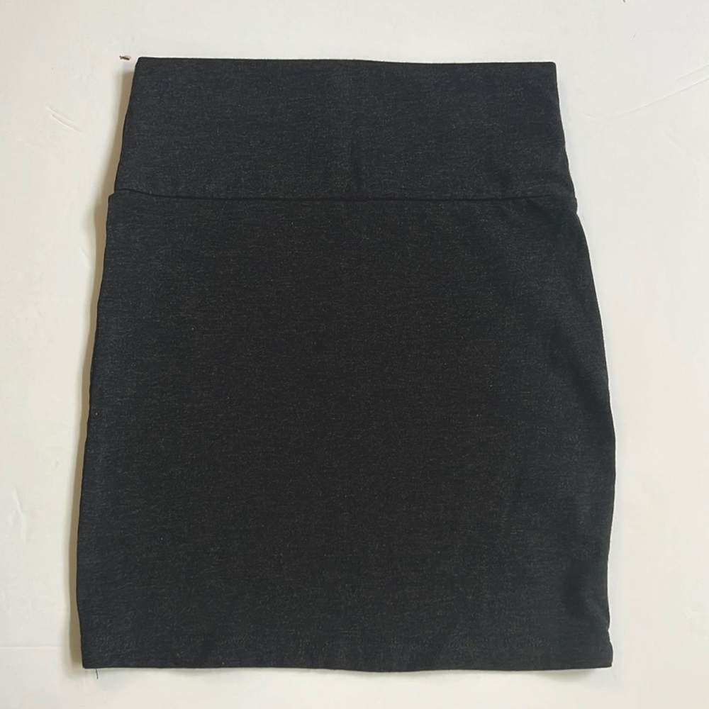 Grey pencil skirt. Size small from Charlotte Russe. Gently worn. Good condition.
